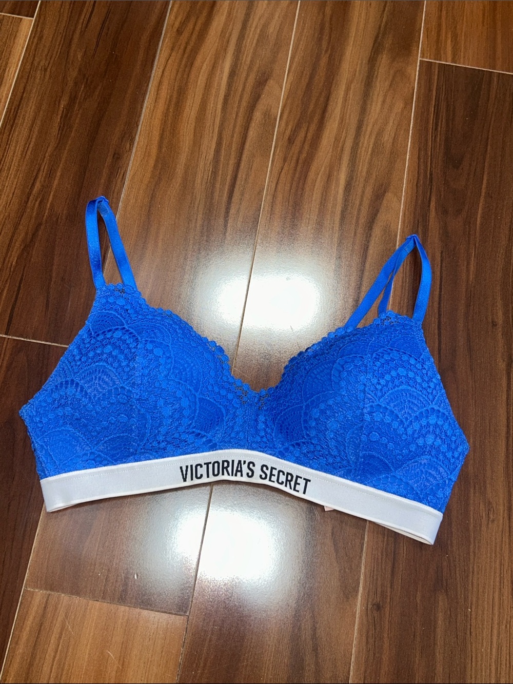 34B Victoria’s Secret lined no wire wireless lace blue logo band bra